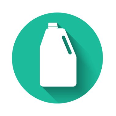 Beyaz Saray kimyasalları uzun gölgeli boş plastik şişe ikonu. Sıvı deterjan veya sabun, leke çıkarıcı, çamaşır suyu. Yeşil daire düğmesi. Vektör İllüstrasyonu