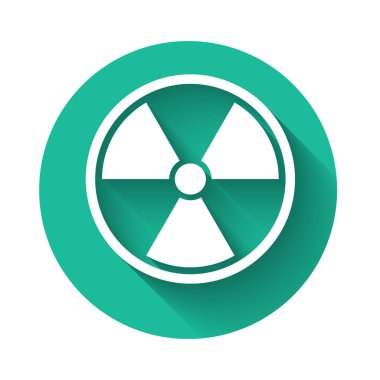 Beyaz Radyoaktif simge uzun gölgeli izole edilmiş. Radyoaktif zehirli sembol. Radyasyon tehlikesi işareti. Yeşil daire düğmesi. Vektör İllüstrasyonu
