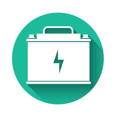 Beyaz araba akü ikonu uzun gölgeli izole edilmiş. Akümülatör bataryası enerji ve elektrik akümülatörü bataryası. Şimşek sembolü. Yeşil daire düğmesi. Vektör İllüstrasyonu