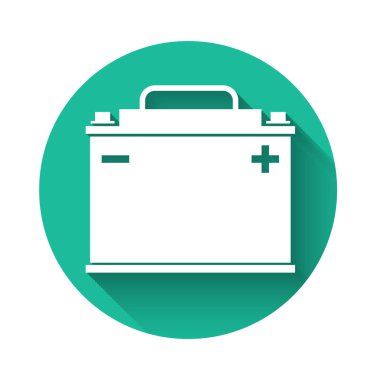 Beyaz araba akü ikonu uzun gölgeli izole edilmiş. Akümülatör bataryası enerji ve elektrik akümülatörü bataryası. Yeşil daire düğmesi. Vektör İllüstrasyonu