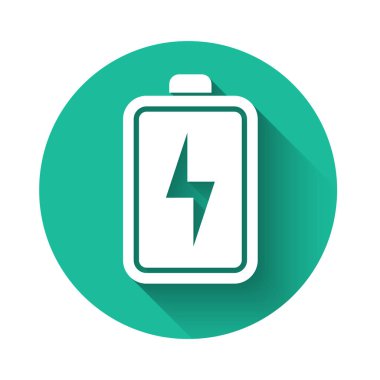 Uzun gölgeyle yalıtılmış Beyaz Pil simgesi. Yıldırım sembolü. Yeşil daire düğmesi. Vektör İllüstrasyonu