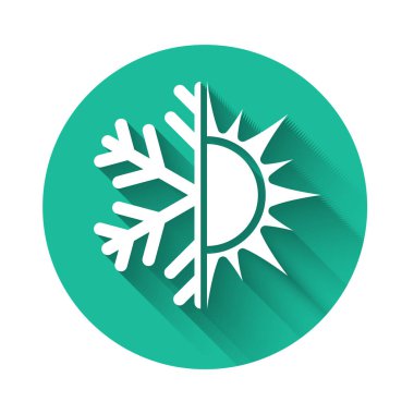 Beyaz sıcak ve soğuk sembol. Güneş ve kar tanesi ikonu uzun gölgeli izole edilmiş. Kış ve yaz sembolü. Yeşil daire düğmesi. Vektör İllüstrasyonu