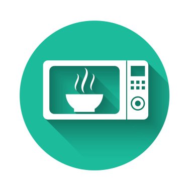Uzun gölgeli beyaz mikrodalga fırın ikonu. Ev aletleri simgesi. Yeşil daire düğmesi. Vektör İllüstrasyonu
