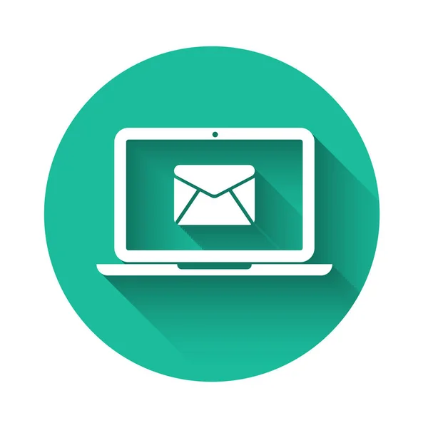 Weißer Laptop mit Umschlag und geöffneter E-Mail auf dem Bildschirm, isoliert mit langem Schatten. E-Mail-Marketing, Internet-Werbekonzepte. grüner Kreis-Knopf. Vektorillustration — Stockvektor