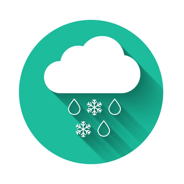 Nuvola Bianca con icona neve e pioggia isolata con lunga ombra. Icona meteo. Pulsante cerchio verde. Illustrazione vettoriale — Vettoriale Stock