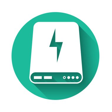 Beyaz Güç Bankası simgesi uzun gölgeli izole edilmiş. Taşınabilir şarj cihazı. Yeşil daire düğmesi. Vektör İllüstrasyonu