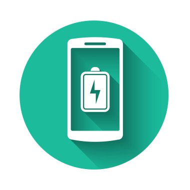 Beyaz Akıllı Telefon şarj ikonu uzun gölgeli izole edilmiş. Şarjı az bir telefon. Yeşil daire düğmesi. Vektör İllüstrasyonu
