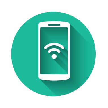 Uzun gölgeli ücretsiz kablosuz bağlantı ikonu olan beyaz akıllı telefon. Kablosuz teknoloji, kablosuz bağlantı, kablosuz ağ, sıcak nokta kavramları. Yeşil daire düğmesi. Vektör İllüstrasyonu