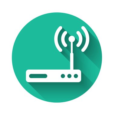 Beyaz Yönlendirici ve kablosuz ağ sinyali simgesi uzun gölgeli izole edilmiş. Kablosuz ethernet modem yönlendirici. Bilgisayar teknolojisi interneti. Yeşil daire düğmesi. Vektör İllüstrasyonu