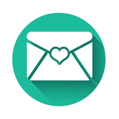 Sevgililer Günü kalp ikonlu beyaz zarf uzun gölgeli. Aşk ve romantizm mektubu. Yeşil daire düğmesi. Vektör İllüstrasyonu