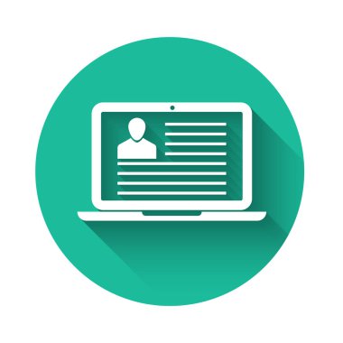 Özgeçmiş simgesi uzun gölgeli beyaz dizüstü bilgisayar. Özgeçmiş başvurusu. Profesyonel personel aranıyor. Personel analizi devam ediyor. Yeşil daire düğmesi. Vektör İllüstrasyonu