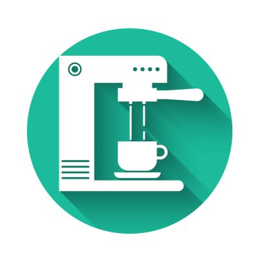 Beyaz kahve makinesi ve uzun gölgeli kahve fincanı ikonu. Yeşil daire düğmesi. Vektör İllüstrasyonu