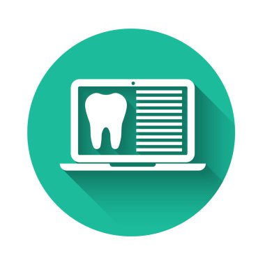 Diş kartı olan beyaz dizüstü bilgisayar ya da uzun gölgeli hasta tıbbi kayıtları ikonu. Diş sigortası. Diş sağlığı kliniği raporu. Yeşil daire düğmesi. Vektör İllüstrasyonu