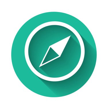 Beyaz Rüzgar gül ikonu uzun gölgeli izole. Seyahat için pusula simgesi. Navigasyon tasarımı. Yeşil daire düğmesi. Vektör İllüstrasyonu