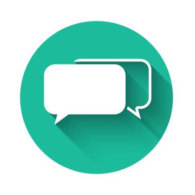 Beyaz Sohbet simgesi uzun gölgede izole edildi. Konuşma baloncukları sembolü. Yeşil daire düğmesi. Vektör İllüstrasyonu