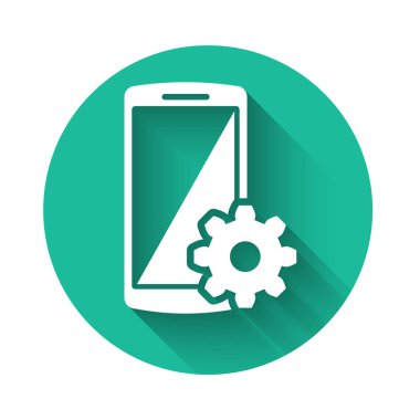 Akıllı telefon ekranındaki beyaz ayar uzun gölgeli izole edilmiş. Cep telefonu ve dişli levhası. Uygulama ayarlanıyor, seçenekler belirleniyor, tamir ediliyor, telefon kavramlarını düzeltiliyor. Yeşil daire düğmesi. Vektör İllüstrasyonu