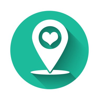 Uzun gölgeli, kalp simgesi olan beyaz harita işaretçisi. Yeşil daire düğmesi. Vektör İllüstrasyonu