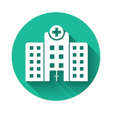 Çapraz ikonu uzun gölgeli beyaz tıp hastanesi binası. Tıp merkezi. Sağlık hizmetleri. Yeşil daire düğmesi. Vektör İllüstrasyonu