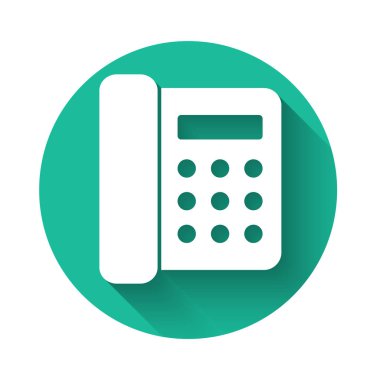 Beyaz Telefon ikonu uzun gölgeli izole edilmiş. Sabit telefon. Yeşil daire düğmesi. Vektör İllüstrasyonu