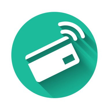 NFC kart ikonu ile uzun gölgeli beyaz temassız ödeme. Üzerinde radyo dalgası işareti olan kart. Kredi kartı ödemesi. Yeşil daire düğmesi. Vektör İllüstrasyonu