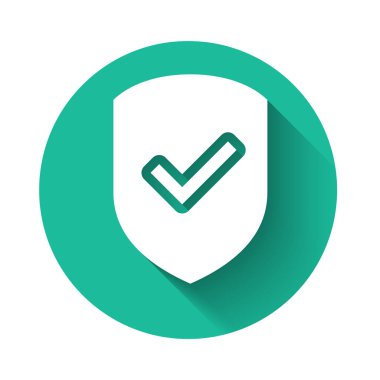 Beyaz kalkan ile onay işareti simgesi uzun gölge ile yalıtılmış. Koruma sembolü. Güvenlik denetimi simgesi. Onay işareti onaylı simgesi. Yeşil daire düğmesi. Vektör Illustration