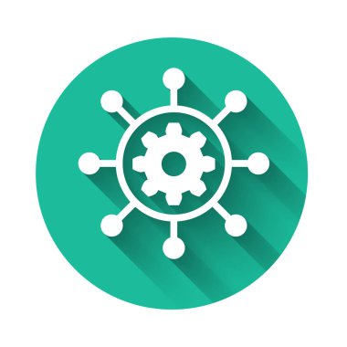 Beyaz Proje yönetim simgesi uzun gölgeyle izole edildi. İnbot, jant ve vites simgesi. Yeşil daire düğmesi. Vektör İllüstrasyonu