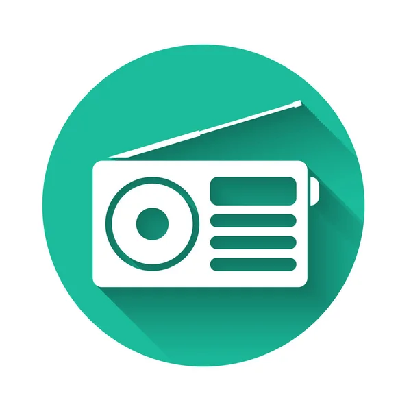 White Radio with antenna icon isolated with long shadow. Green circle button. Vector Illustration — Stock Vector