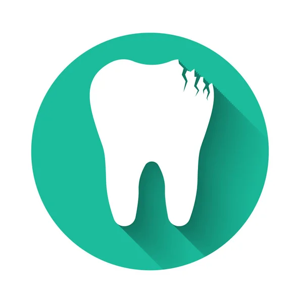 Weißes gebrochenes Zahnsymbol isoliert mit langem Schatten. Zahnproblem-Symbol. Zahnpflege-Symbol. grüner Kreis-Knopf. Vektorillustration — Stockvektor