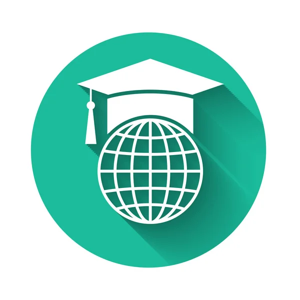 Casquette graduée blanche sur l'icône du globe isolé avec une ombre longue. Symbole mondial de l'éducation. Concept d'apprentissage en ligne ou d'apprentissage en ligne. Bouton rond vert. Illustration vectorielle — Image vectorielle