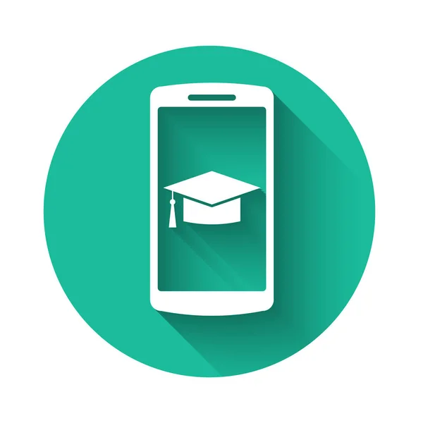 屏幕智能手机图标上的白色毕业帽与很长的阴影隔离。 在线学习或电子学习的概念。 绿色圆环按钮。 病媒图解 — 图库矢量图片