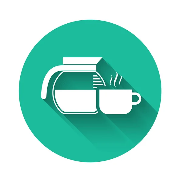 Біла кав'ярня з іконою чашки ізольована з довгою тінь. Кнопка зеленого кола. Векторна ілюстрація — стоковий вектор