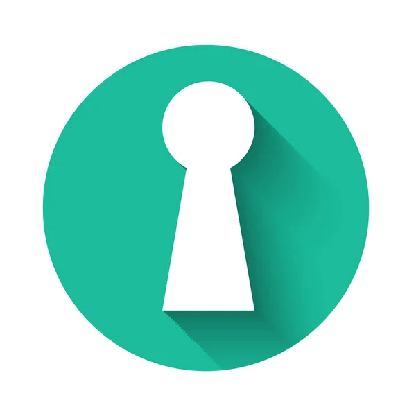 Wit sleutelgat icoon geïsoleerd met lange schaduw. Sleutel tot succes oplossing. Sleutelgat drukken het concept van raadsel, geheim, gluren, veiligheid, beveiliging. Groene cirkel knop. Vector Illustratie — Stockvector