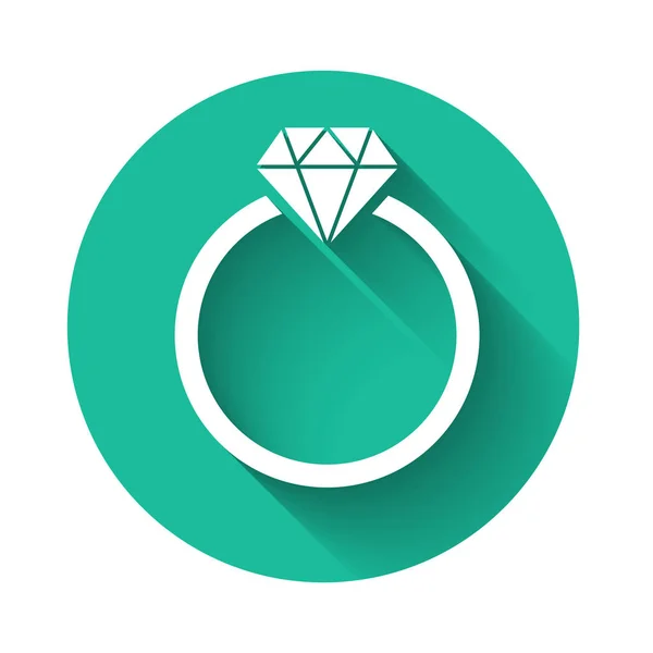 긴 그림자로 분리 된 화이트 다이아몬드 약혼 반지 아이콘. 녹색 원 버튼입니다. 벡터 일러스트레이션 — 스톡 벡터