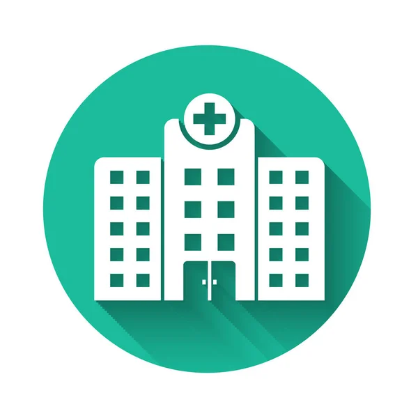 White Medical ziekenhuis gebouw met kruis pictogram geïsoleerd met lange schaduw. Medisch centrum. Gezondheidszorg. Groene cirkel knop. Vector Illustratie — Stockvector