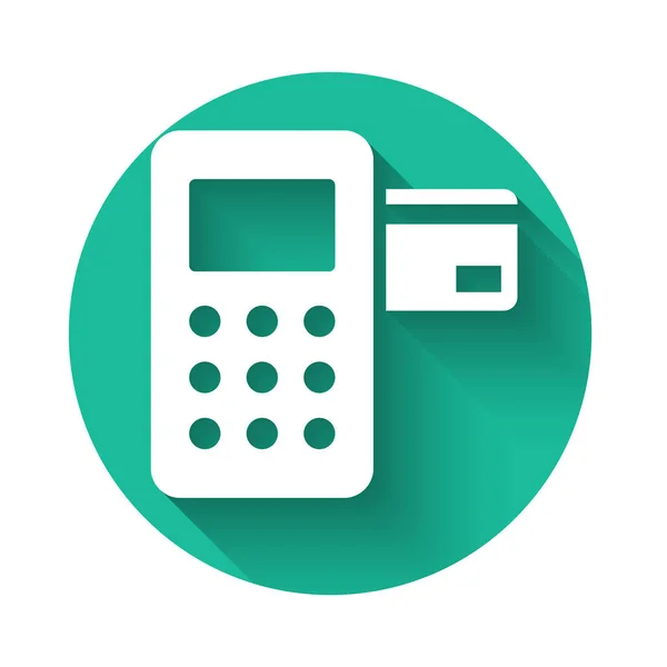 Witte Pos terminal met ingevoegde creditcard pictogram geïsoleerd met lange schaduw. Transactie betaalterminal. Groene cirkel knop. Vector Illustratie — Stockvector