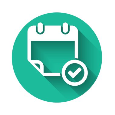 İşaret simgesine sahip beyaz takvim uzun gölgeyle izole edildi. Yeşil daire düğmesi. Vektör İllüstrasyonu