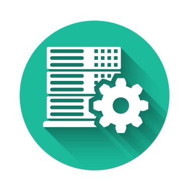 Beyaz Sunucu ayarı simgesi uzun gölgede izole edildi. Yeşil daire düğmesi. Vektör İllüstrasyonu