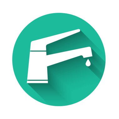 Düşen bir su damlası ikonu olan beyaz su musluğu uzun gölgeli izole edilmiş. Yeşil daire düğmesi. Vektör İllüstrasyonu