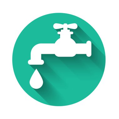 Düşen bir su damlası ikonu olan beyaz su musluğu uzun gölgeli izole edilmiş. Yeşil daire düğmesi. Vektör İllüstrasyonu