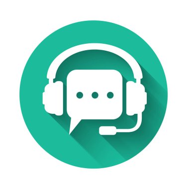 Konuşma balonu ikonlu beyaz kulaklıklar uzun gölgeli izole edilmiş. Müşteri hizmetleri, yardım hattı, çağrı merkezi, rehber, faq, bakım, yardım. Yeşil daire düğmesi. Vektör İllüstrasyonu