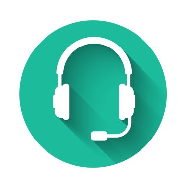 Uzun gölgeli, mikrofon ikonlu beyaz kulaklıklar. Kulaklık işareti. Müzik, hizmet, iletişim ve operatör için kavramsal nesne. Yeşil daire düğmesi. Vektör İllüstrasyonu