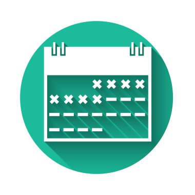 Beyaz Takvim simgesi uzun gölgede izole edildi. Yeşil daire düğmesi. Vektör İllüstrasyonu