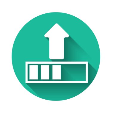 Beyaz yükleme simgesi uzun gölgeyle izole edildi. Yükleme devam ediyor. İlerleme çubuğu simgesi. Yeşil daire düğmesi. Vektör İllüstrasyonu