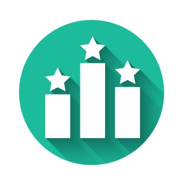 Beyaz Sıralı Yıldız simgesi uzun gölgeyle izole edildi. Yıldız değerlendirme sistemi. Favori, en iyi derecelendirme, ödül sembolü. Yeşil daire düğmesi. Vektör İllüstrasyonu