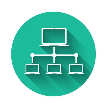 Beyaz Bilgisayar ağı simgesi uzun gölgeyle izole edildi. Laptop ağı. İnternet bağlantısı. Yeşil daire düğmesi. Vektör İllüstrasyonu