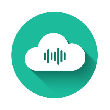 White Music servis simgesi uzun gölgeli izole edildi. Ses bulutu hesaplama, çevrimiçi medya yayını, online şarkı, ses dalgası. Yeşil daire düğmesi. Vektör İllüstrasyonu