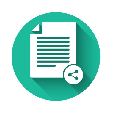 Beyaz Paylaşım dosya simgesi uzun gölgede izole edildi. Dosya paylaşımı. Dosya aktarım işareti. Yeşil daire düğmesi. Vektör İllüstrasyonu