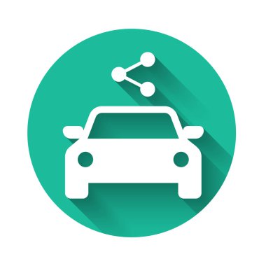 Beyaz Araba uzun gölgelerle izole edilmiş bir ikonu paylaşıyor. Araba paylaşım tabelası. Nakliye hizmeti konsepti. Yeşil daire düğmesi. Vektör İllüstrasyonu