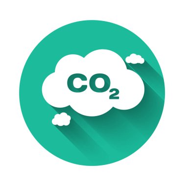 Bulut simgesindeki beyaz CO2 emisyonları uzun gölgeli izole edilmiş. Karbondioksit formülü sembolü, duman kirliliği konsepti, çevre konsepti. Yeşil daire düğmesi. Vektör İllüstrasyonu
