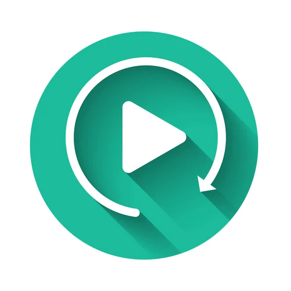 Weiße Video-Play-Taste wie einfache Wiedergabe-Symbol isoliert mit langem Schatten. grüner Kreis-Knopf. Vektorillustration — Stockvektor